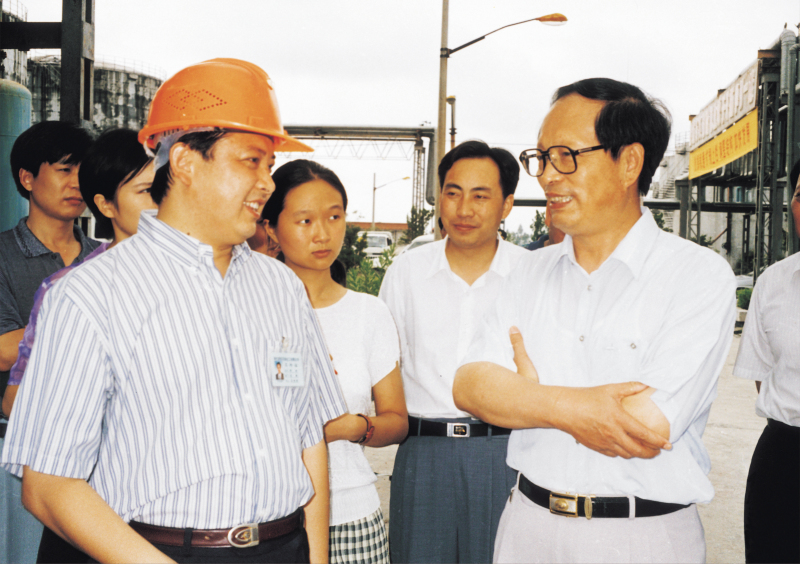 1998年8月1日，湖北省委書記賈志傑在舒心先生的陪同下，對我公司進行了視察